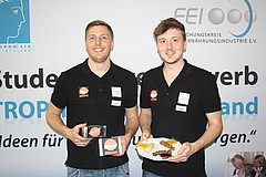 Felix Walz und Georg Lenz mit ihrem Sieger-Produkt BBQuchen. Foto: FEI Felix Walz und Georg Lenz mit ihrem Sieger-Produkt BBQuchen. Foto: FEI