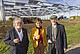 Einweihung Agri-PV-Forschungsanlage mit Staatssekretärin Sabine Kurtz (Mitte), Rektor Christoph Schneider (rechts), Dekan der Fakultät Agrarwissenschaften Ralph Vögele | Bildquelle: Universität Hohenheim / Thomas Klink Einweihung Agri-PV-Forschungsanlage mit Staatssekretärin Sabine Kurtz (Mitte), Rektor Christoph Schneider (rechts), Dekan der Fakultät Agrarwissenschaften Ralph Vögele | Bildquelle: Universität Hohenheim / Thomas Klink