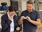 Ministerin Marion Gentges und Manuel Hailfinger MdL im Bioraffinerie-Technikum | Bildquelle: Universität Hohenheim / Andreas Lemmer